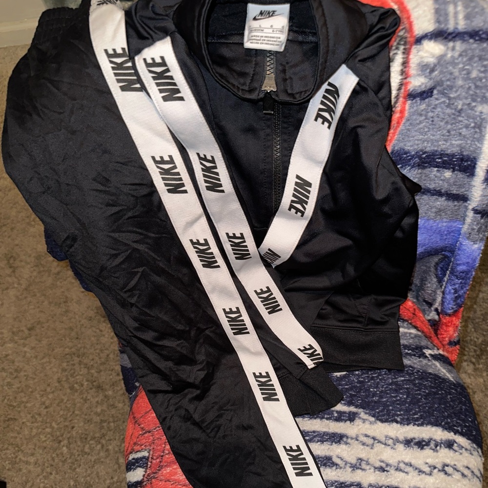Boys Nike sweatsuit.